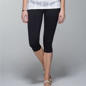 Lululemon 🍋 In The Flow Capri Womens 4 BK Moisture Wick Seamless Fitted Crop